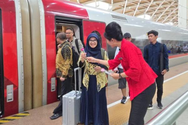 Jumlah ini diprediksi akan mencapai hingga 24 ribu tiket seiring dengan kedatangan penumpang di stasiun,
