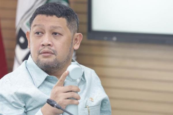 Anggota Komisi III DPR RI  menegaskan bahwa seluruh anggota Polri wajib mematuhi putusan MK yang melarang polisi aktif menduduki jabatan sipil.
