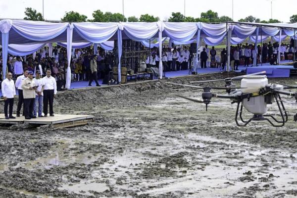 Presiden Prabowo Subianto memimpin kegiatan tanam padi serentak bersama 14 provinsi secara nasional di Kabupaten Ogan Ilir, Provinsi Sumatra Selatan, pada Rabu, 23 April 2025.