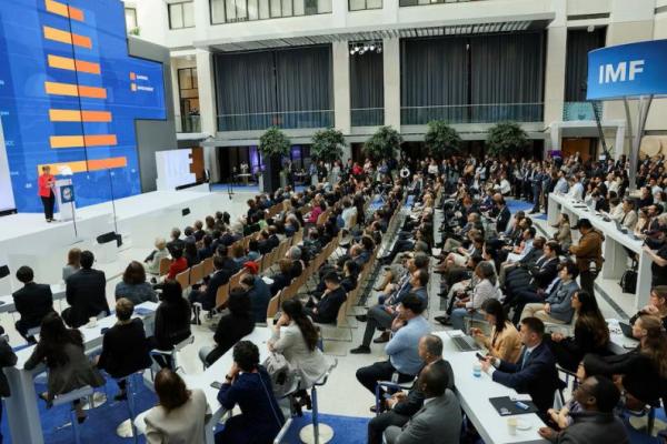 Gedung Putih Sebut Negosiasi Tarif Berjalan Cepat, IMF Pangkas Prospek Global