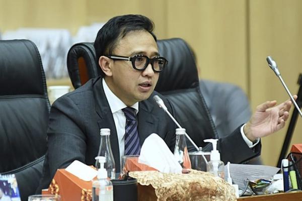 Selama ini kami bertahun-tahun melakukan verlap, itu belum pernah ada kejadian adanya revisi dengan jarak ini kurang lebih seminggu.