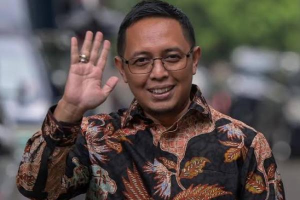 Keputusannya untuk mundur itu dinilai sebagai jalan terbaik demi kebaikan komunikasi pemerintah pada masa mendatang