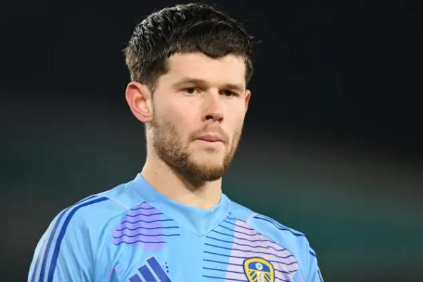 Leeds dikabarkan sedang menyiapkan penjaga gawang baru dari Bundesliga untuk menggantikan Illan Meslier, kiper utama klub yang kerap kali melakukan blunder.