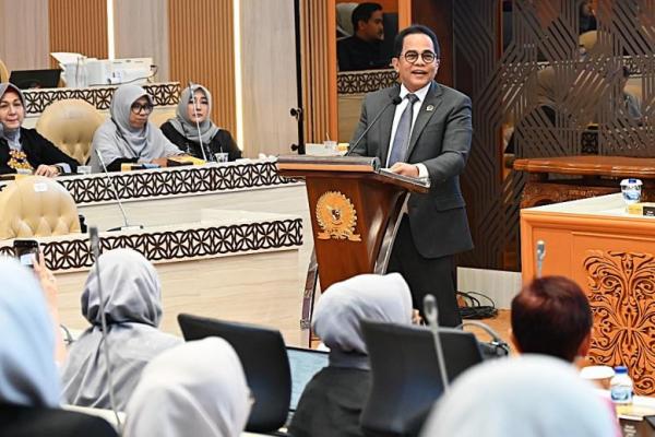 Jadi sangat sering, ratusan kali, bahkan ribuan kali website DPR itu selalu ada upaya penyerangan-penyerangan itu. Itu di-hack, itu banyak sekali.