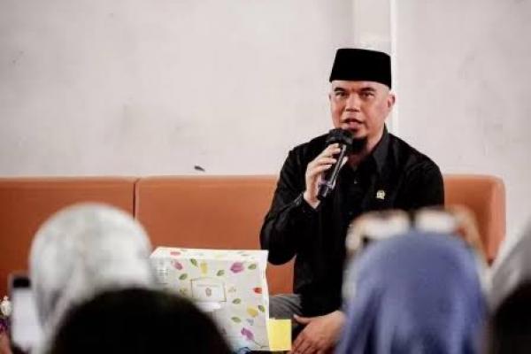 Menghukum teradu dengan teguran lisan disertai kewajiban teradu meminta maaf kepada pengadu paling lama 7 hari sejak keputusan ini.