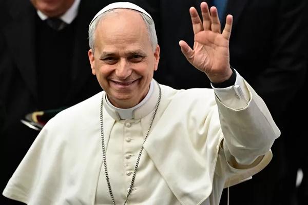Pemimpin Tertinggi Gereja Katolik Dunia, Paus Leo XIV, tiba di Barcelona, Spanyol, dalam rangkaian kunjungan apostoliknya