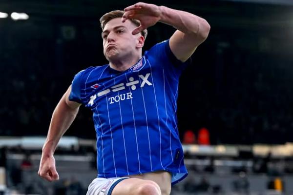 Chelsea telah mencapai kesepakatan pribadi dengan striker Ipswich Town, Liam Delap, dalam upaya memperkuat skuad mereka dan bersaing dengan Manchester United untuk mendapatkan pemain berusia 22 tahun tersebut.