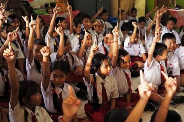 Kita harapkan program ini tidak hanya berlangsung selama masa satu pemerintahan saja. Harus ada sistem dan regulasi yang menjamin keberlanjutan Sekolah Rakyat, bahkan setelah bergantinya rezim.