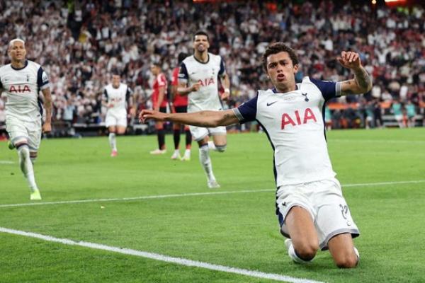 Brennan Johnson menjadi pahlawan kemenangan Tottenham Hotspur setelah mencetak satu-satunya gol yang memastikan timnya meraih trofi Liga Europa.