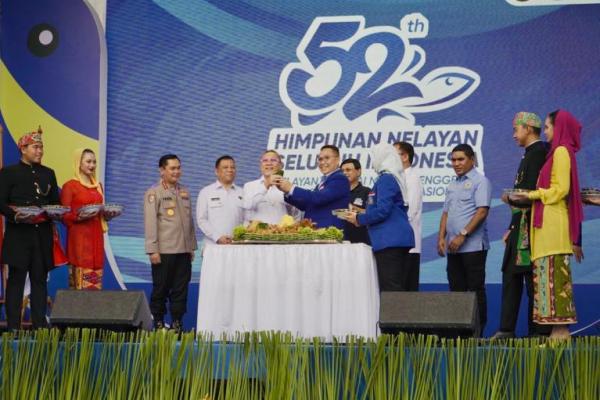 Kita akan mengembangkan koperasi nelayan ada 10 ribu untuk membangun kesejahteraan nelayan. Juga tahun ini kami Upayakan bangun besar-besaran kampung nelayan.