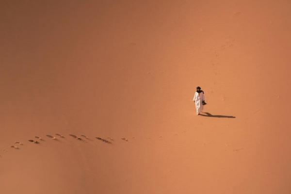 Siang itu, menjelang salat Jumat ada satu kejadian yang mengherankan Nabi Muhammad SAW, salah satu sahabatnya dari klan Khazraj tidak terlihat hadir salat Jumat