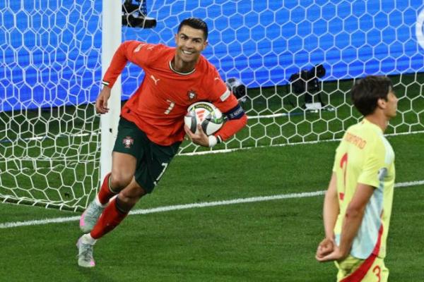 Bukan Cristiano Ronaldo namanya bila tak mengundang decak kagum pecinta sepak. Di usia yang tak lagi muda, 40 tahun, megabintang Portugal ini masih menjadi tokoh sentral keberhasilan negaranya.