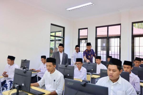 Kunjungi Pacitan, Ibas Tinjau Program Balai Latihan Kerja Komunitas dan Dorong Santri Melek Teknologi