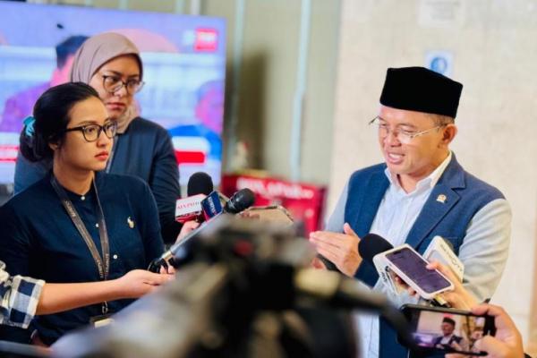 Saya meminta KPK mengusut tuntas kasus ini. Siapa pun yang terlibat harus bertanggung jawab sesuai hukum yang berlaku