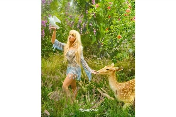 Penampilannya Dibilang Nakal, Ini Reaksi Sabrina Carpenter untuk Para Kritikus