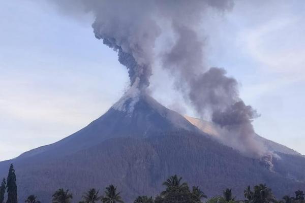 Erupsi pertama pada Jumat pagi terjadi di Gunung Dukono, Halmahera Utara, pada pukul 06.15 WIT, disusul Gunung Lewotobi Laki-laki di Flores Timur pukul 07.04 WI