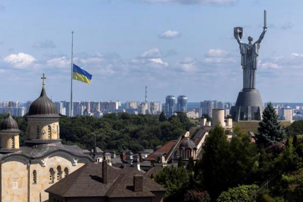 Pemboman intensif yang dilancarkan militer Rusia menewaskan sedikitnya 12 orang dan melukai puluhan warga lainnya di ibu kota Ukraina
