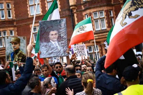 Putra terakhir dari keturunan syah Iran, Reza Pahlavi, menawarkan diri untuk memimpin Iran selama periode transisi apabila Republik Islam jatuh.