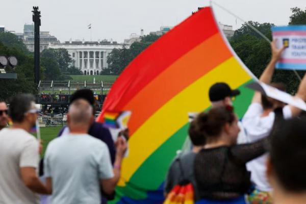 Hakim AS Blokir Kebijakan Trump yang Menargetkan Pasport Transgender
