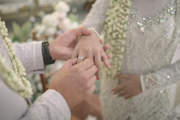Dalam Islam, pernikahan bukan sekadar kesepakatan antara dua insan, melainkan perjanjian suci yang diikat langsung di hadapan Allah