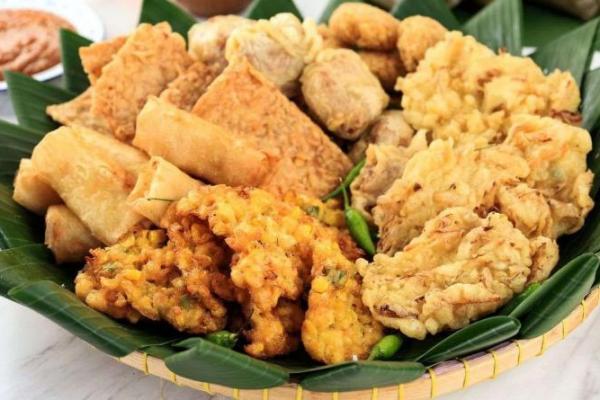Sejarah mencatat bahwa teknik memasak dengan cara menggoreng baru dikenal secara luas oleh masyarakat Indonesia melalui pengaruh bangsa Tiongkok.