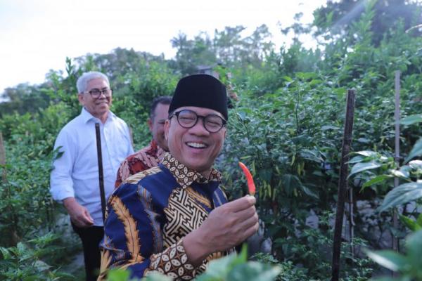 Mendes PDT Yandri Susanto mengapresiasi BUM Desa Rukun Jaya Makmur Desa Kemiri yang berhasil menggunakan dana desa untuk ketahanan pangan.