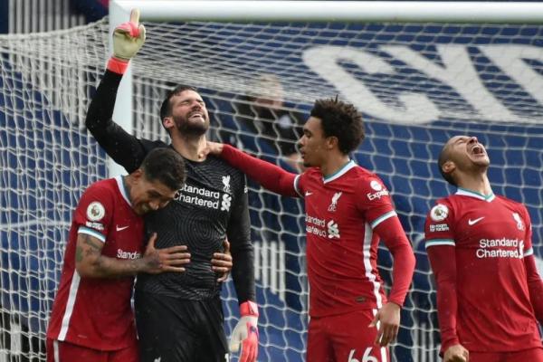 Kiper utama mereka, Alisson Becker, dipastikan absen dalam laga leg pertama babak 16 besar Liga Champions 2025/26 kontra Galatasaray akibat cedera mendadak.