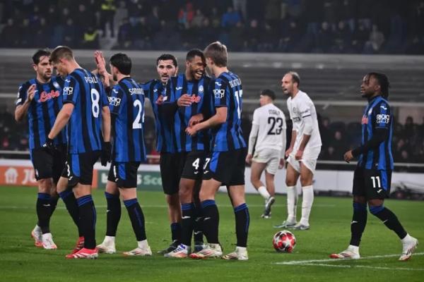 Istilah&nbsp;`dark horses`&nbsp;atau &ldquo;kuda hitam&rdquo; awalnya bukan berasal dari sepak bola, bahkan bukan dari olahraga. Menurut sejarah bahasa Inggris, ungkapan ini pertama kali digunakan dalam dunia pacuan kuda pada abad ke-19.