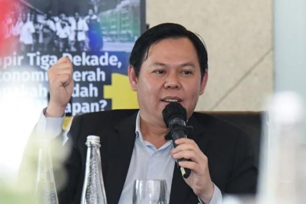 Saya kira ini peristiwa langka dan pertama kali dalam sejarah kepemimpinan nasional seorang Presiden bersedia hadir untuk salat Id bersama korban bencana.