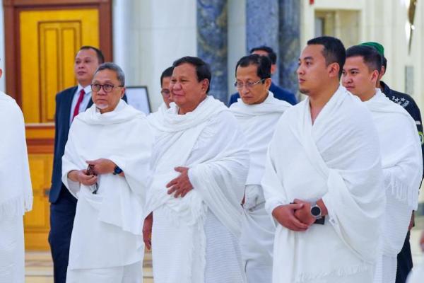 Presiden Prabowo Subianto menjalankan ibadah umrah dalam kunjungan ke Arab Saudi pekan ini. Didampingi Menteri Agama (Menag) Nasaruddin Umar, keduanya mendoakan keberkahan bagi bangsa Indonesia.