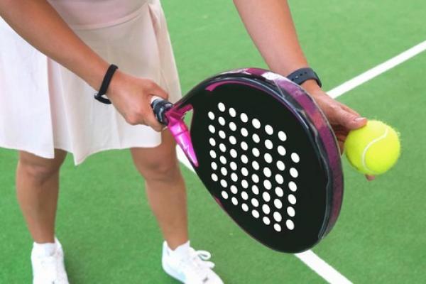 Olahraga padel yang disebut perpaduan antara tenis dan squash ini sedang booming, terutama di kalangan anak muda kota besar.