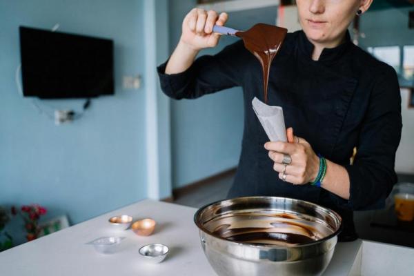 Bagi pecinta cokelat, pertanyaan ini kerap muncul: apakah aman makan cokelat setiap hari? Jawabannya tidak sesederhana ya atau tidak