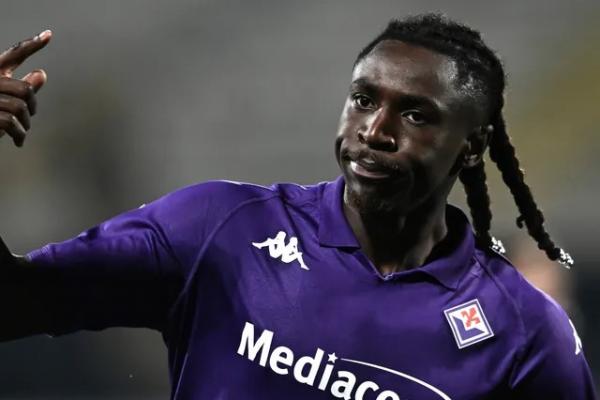 Manchester United tengah dikejar waktu untuk menentukan masa depan incaran mereka, striker Fiorentina Moise Kean