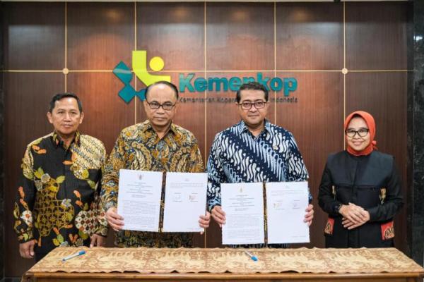 Kementerian Ekraf bersama dengan Kementerian Koperasi (Kemenkop) menandatangani nota kesepahaman atau MoU mengenai Sinergi Ekonomi Kreatif dan Koperasi.