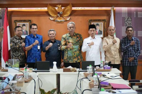 Wakil Menteri Sosial (Wamensos) Agus Jabo Priyono mendorong Pemerintah Kabupaten Aceh Barat segera mengajukan Sekolah Rakyat rintisan