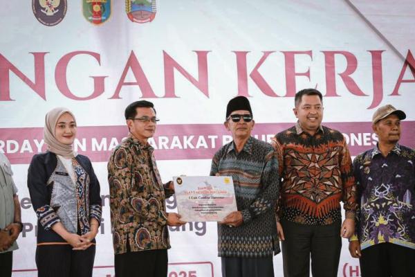Kementerian Koordinator Bidang Pemberdayaan Masyarakat (Kemenko PM) mendorong peningkatan produktivitas pertanian, melalui pembagian alat dan mesin pertanian (alsintan)