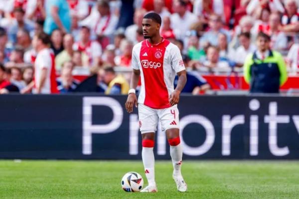 Chelsea mulai melakukan pembicaraan dengan Ajax untuk merekrut bek muda, Jorrel Hato. The Blues dikabarkan bersedia membayar 40 juta pounds untuk pemain berusia 19 tahun tersebut.