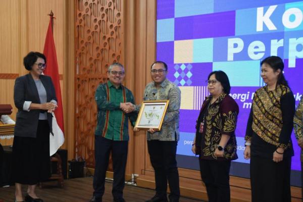 Perpustakaan Kementerian Pendidikan Dasar dan Menengah (Kemdikdasmen), kembali meraih predikat akreditasi A dari Perpustakaan Nasional Republik Indonesia (Perpusnas RI).
