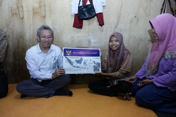Kementerian Pendidikan Tinggi, Sains, dan Teknologi (Kemdiktisaintek) memastikan anggaran Program Kartu Indonesia Pintar (KIP) Kuliah meningkat setiap tahunnya