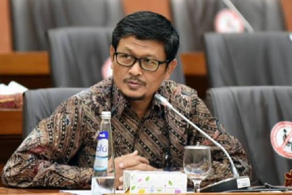 Ekonomi kita sedang tidak baik-baik saja.&nbsp;Data BPS terbaru menunjukkan penjualan mobil anjlok 18%, pertumbuhan kredit konsumen merosot ke level terendah dalam tiga tahun, sementara 60% pelaku UMKM mengeluhkan kesulitan akses pembiayaan. Yang lebih memprihatinkan, survei terbaru mencatat 12% keluarga kelas menengah kita kini kesulitan memenuhi kebutuhan pokok.