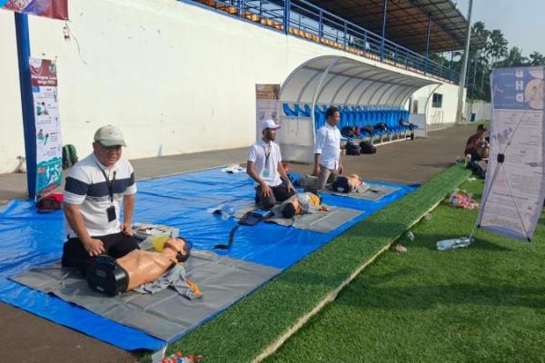 Fakultas Ilmu Keperawatan Universitas Indonesia (FIK UI) memberikan edukasi dan pelatihan bantuan hidup dasar, ketika menghadapi situasi cedera maupun gawat darurat dalam permainan sepak bola.