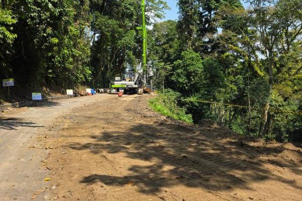 Kementerian Pekerjaan Umum (PU) melakukan perbaikan jalan nasional di Jalur Gumitir, yang menghubungkan Kabupaten Banyuwangi dan Kabupaten Jember.