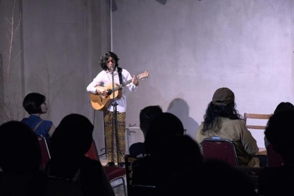 Musisi berbakat asal Bekasi, Egi Virgiawan, meluncurkan single baru berjudul `Atas Nama Cinta`, pada Jumat (1/8) lalu. Uniknya, peluncuran single ini dibalut dengan tarian menyentuh dan sarat budaya.