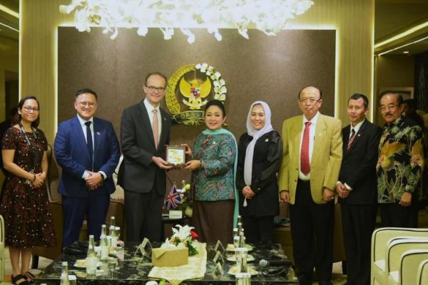 
Ketua Komisi IV DPR RI Siti Hediati Hariyadi menerima kunjungan Duta Besar Inggris untuk Indonesia (H.E) Dominic Jermey &nbsp;guna membahas berbagai peluang kerja sama antara Indonesia dan Inggris, khususnya dalam bidang lingkungan dan ketahanan pangan.