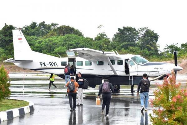Rata-rata realisasi frekuensi penerbangan perintis di Bandara Prins Mandapar mencapai 95% dari target.&nbsp;