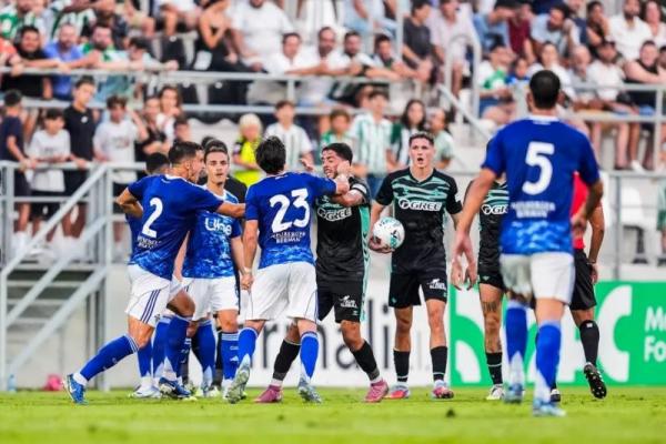 Pertandingan persahabatan pramusim antara Real Betis vs Como dinodai oleh tindakan tidak sportif, ketika bintang tim La Liga, Pablo Fornals, terlibat baku pukul dengan pemain lawan.