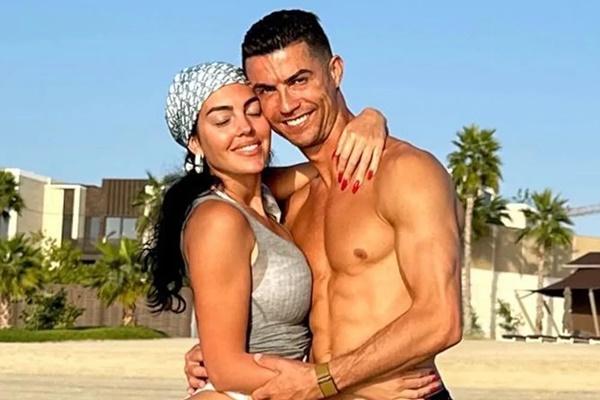 Nama Cristiano Ronaldo masih menghuni puncak daftar pesepak bola terkaya di dunia. Penghasilan miliarder asal Portugal ini meningkat drastis sejak bermain di Arab Saudi usai meninggalkan Manchester United (MU).