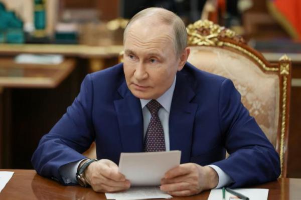 Presiden Rusia Vladimir Putin siap melakukan segala upaya untuk membantu Teheran menyelesaikan konflik regional tersebut.