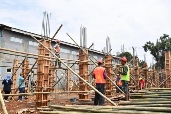 Hingga Oktober 2025, secara keseluruhan program tersebut mengalami kenaikan signifikan dari target semula 10.440 menjadi 16.170 satuan pendidikan.