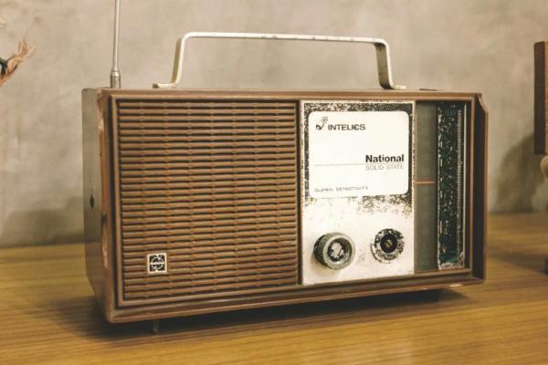 Setiap tanggal 11 September, bangsa Indonesia memperingati Hari Radio Nasional yang sekaligus menjadi hari lahir Radio Republik Indonesia (RRI).